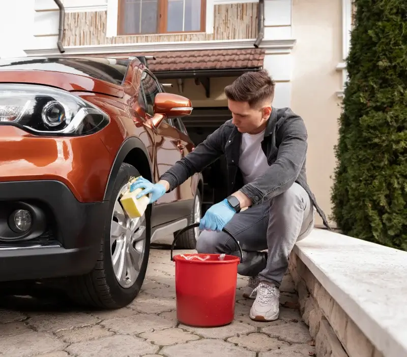 Lavage auto à domicile Saint-Martin-de-Ré : professionnel intervenant sur un véhicule
